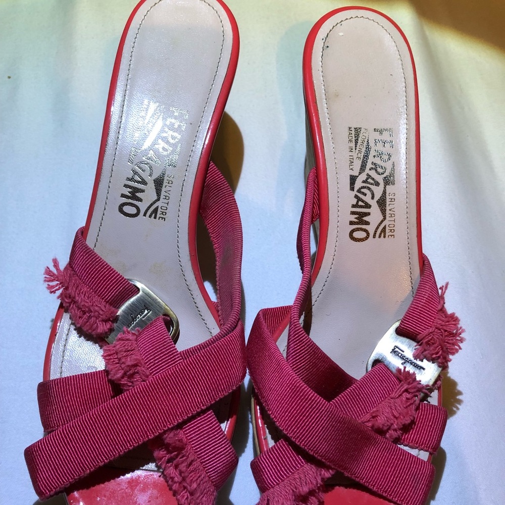 Ladíes Ferrazamo hot pink open toe